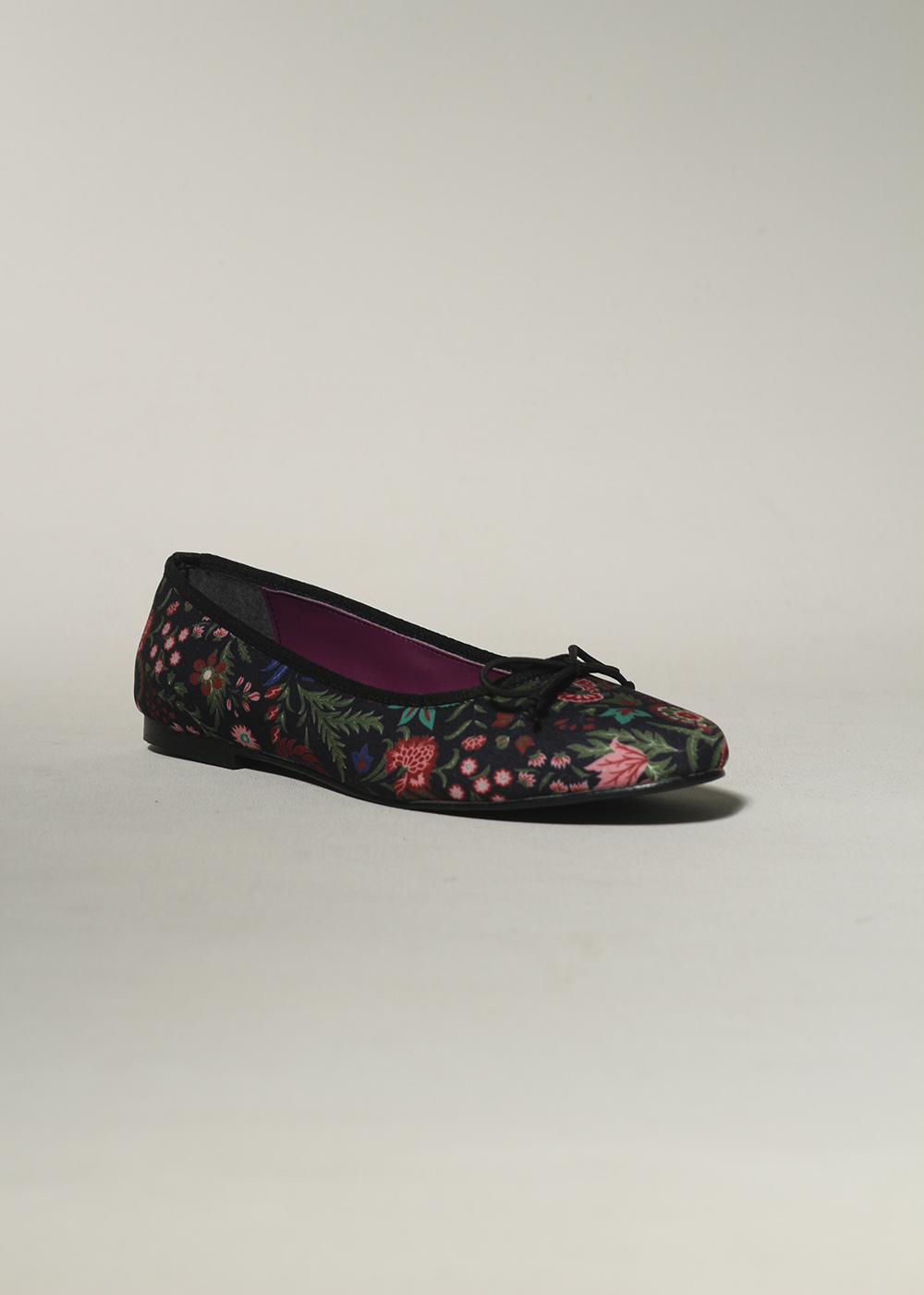 Flower%20Siyah%20Etnik%20Çiçek%20Desenli%20Kumaş%20Babet