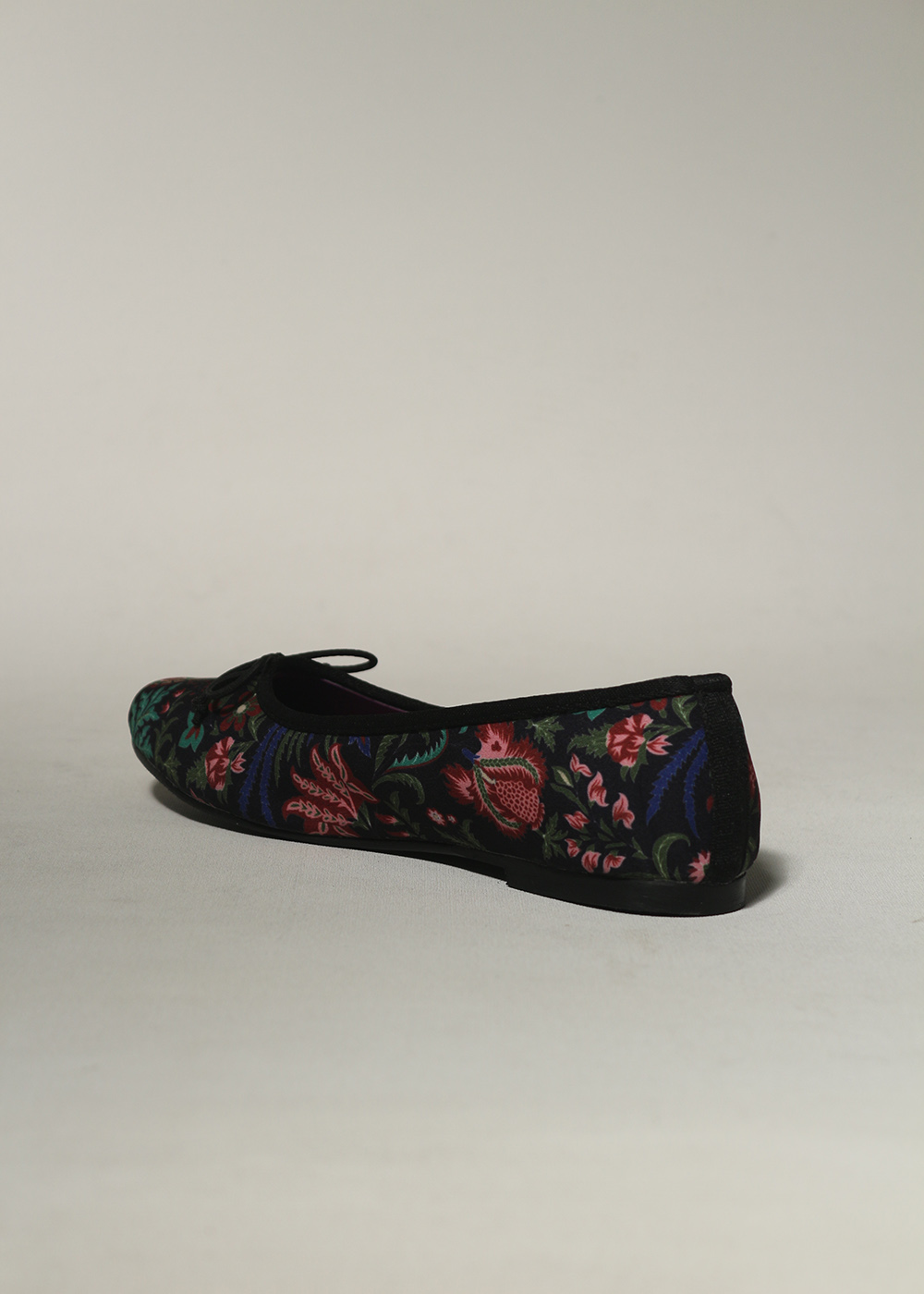 Flower%20Siyah%20Etnik%20Çiçek%20Desenli%20Kumaş%20Babet