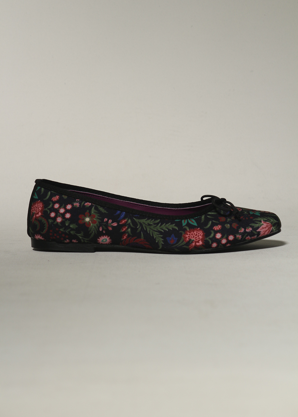 Flower%20Siyah%20Etnik%20Çiçek%20Desenli%20Kumaş%20Babet