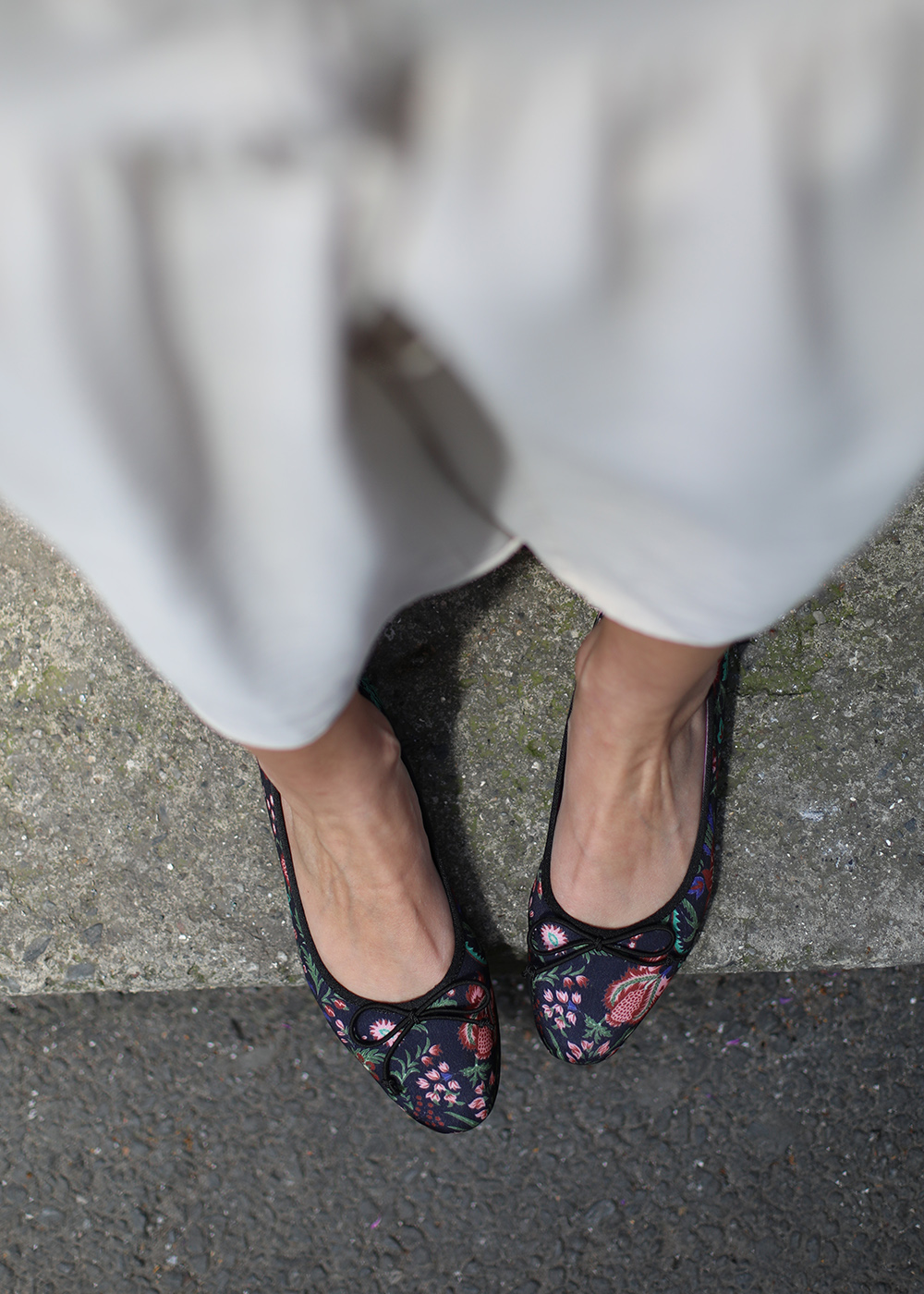 Flower Siyah Etnik Çiçek Desenli Kumaş Babet