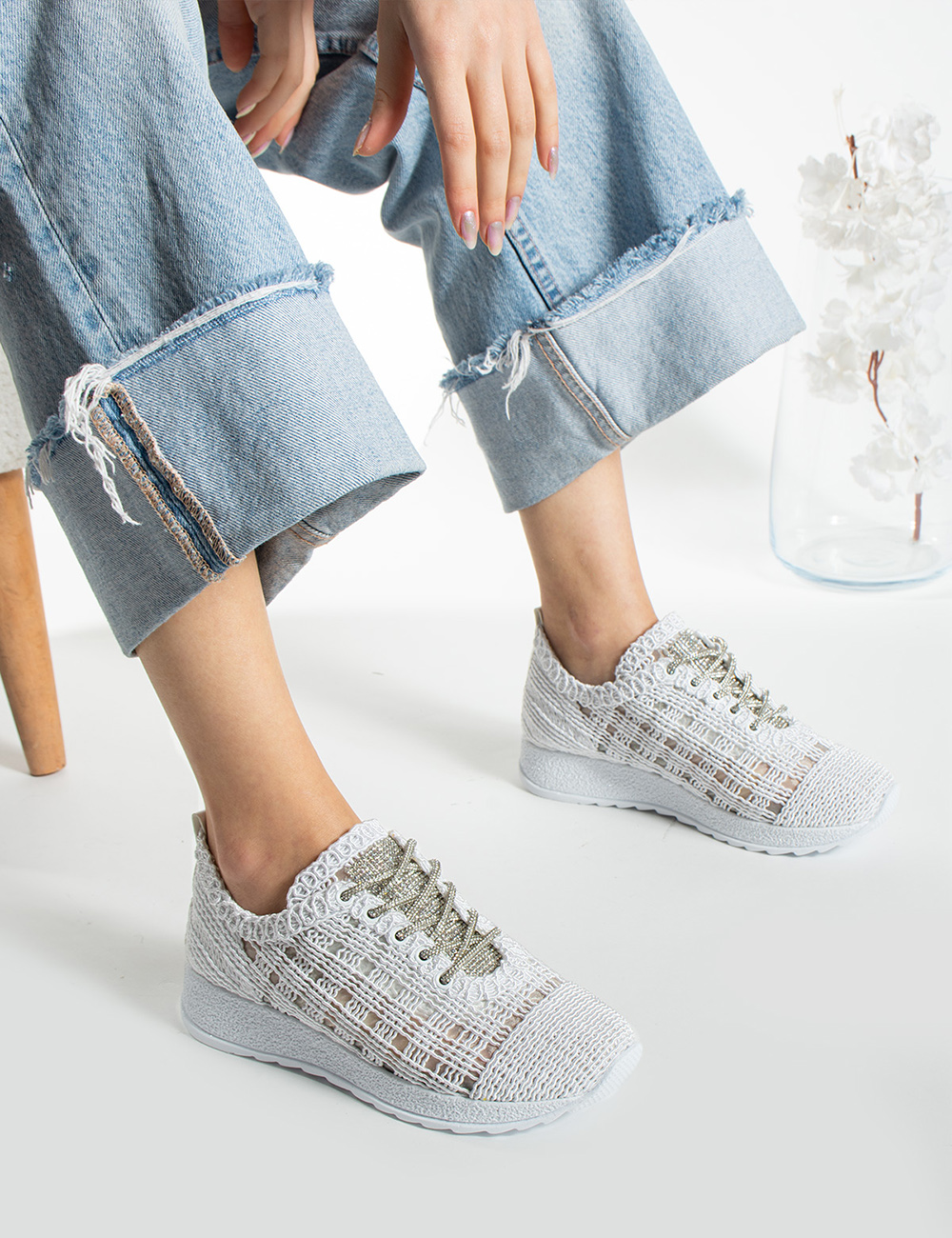 Guca%20Beyaz%20Dantelli%20Bağcıklı%20Taş%20Detaylı%20Kadın%20Sneakers