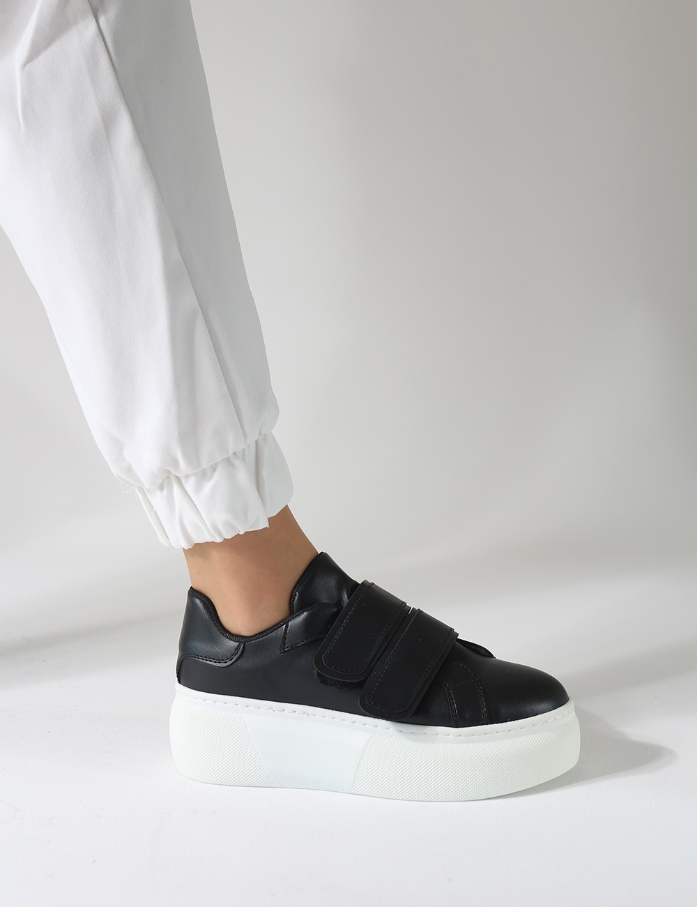 Motta Siyah mat Cırtlı Kalın Taban Kadın Sneakers