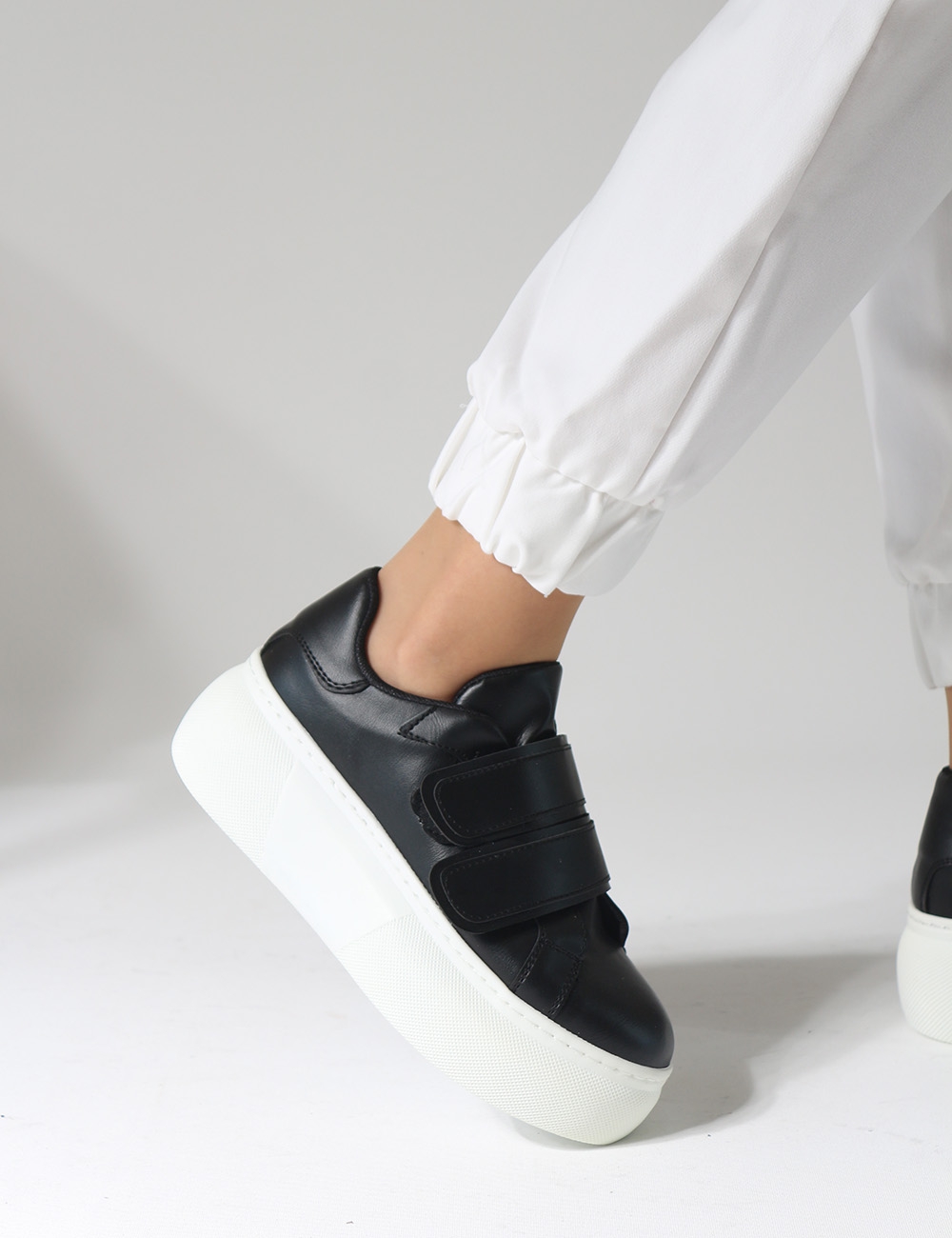 Motta Siyah mat Cırtlı Kalın Taban Kadın Sneakers