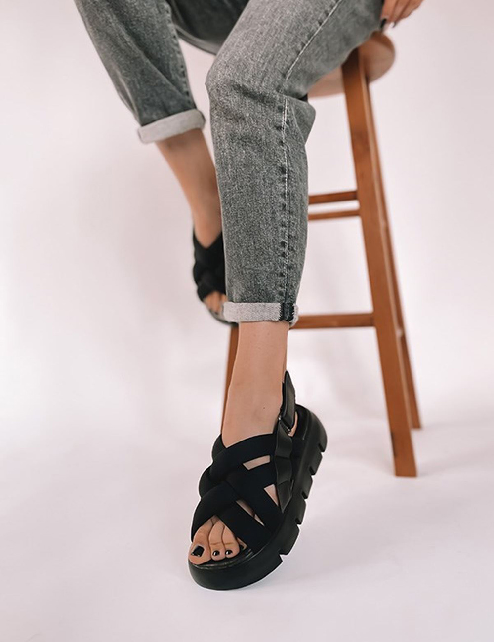 Nita Siyah Çapraz Bant Detay Düz Taban Kadın Sandalet