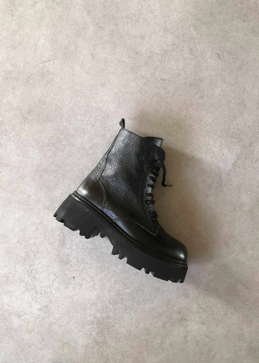 Marta Siyah Hakiki Deri Bağcıklı Postal Bot