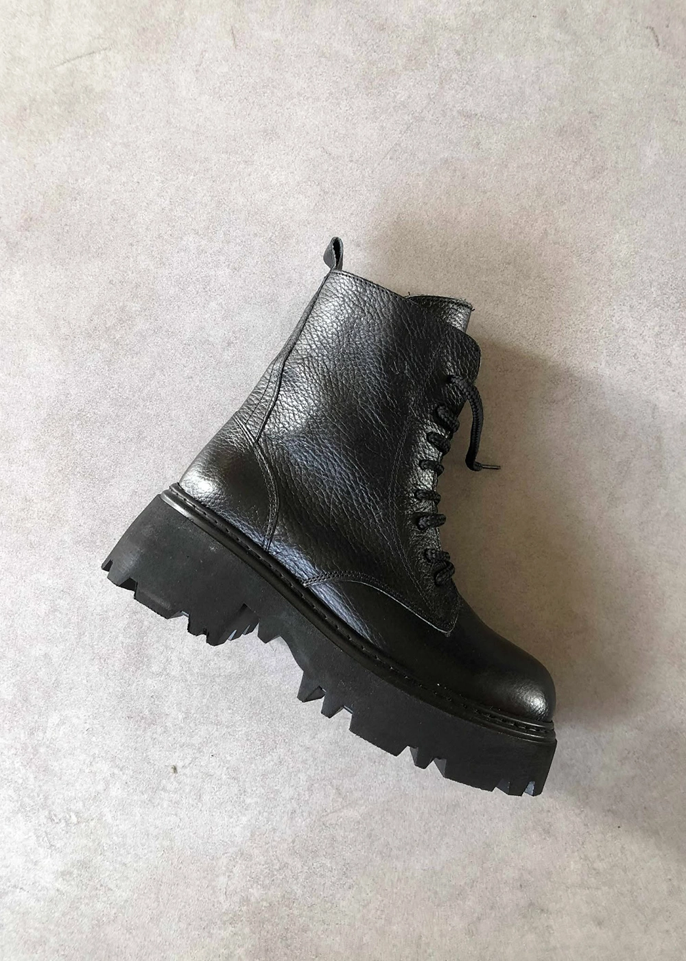 Marta Siyah Hakiki Deri Bağcıklı Postal Bot