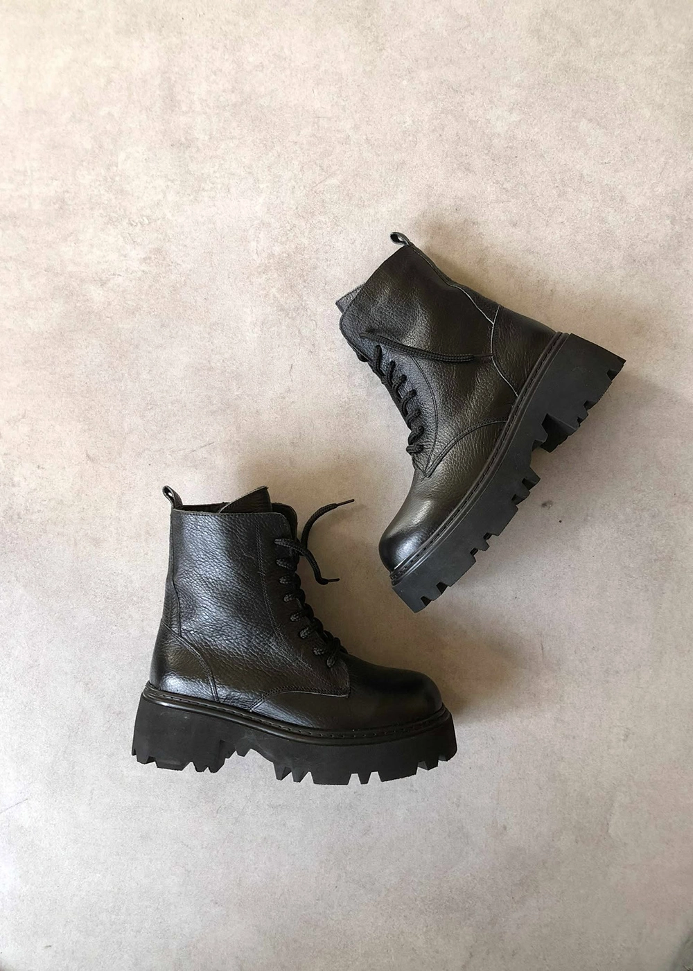 Marta Siyah Hakiki Deri Bağcıklı Postal Bot