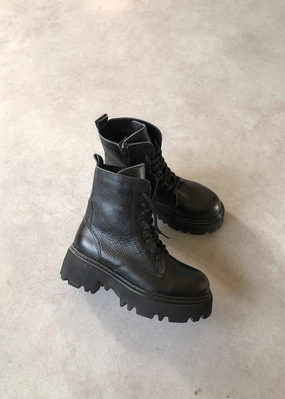 Marta Siyah Hakiki Deri Bağcıklı Postal Bot