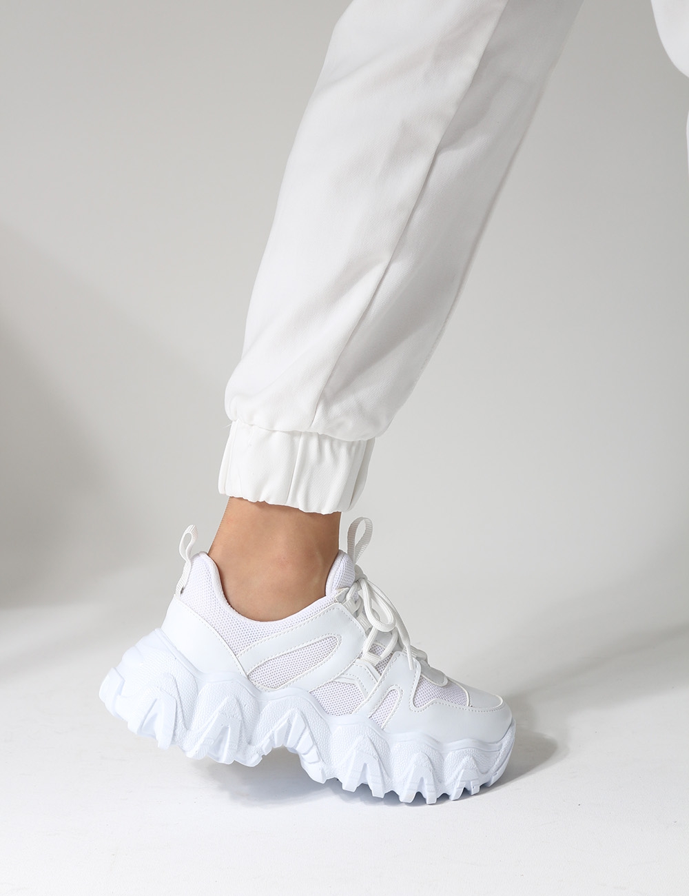 Tolso Beyaz Mat Fileli Tırtıklı Taban Kadın Sneakers