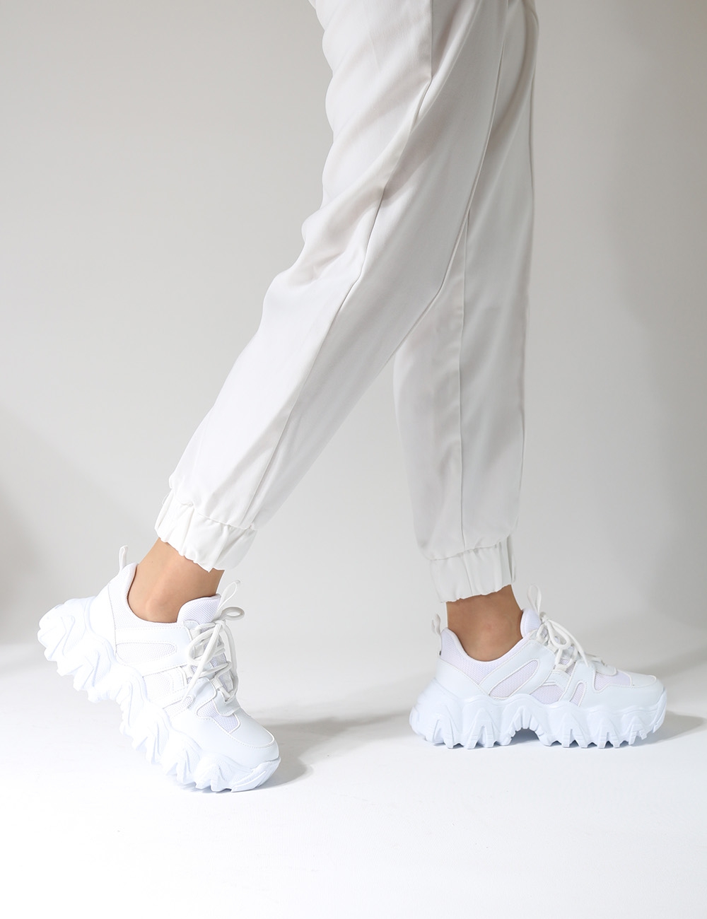 Tolso Beyaz Mat Fileli Tırtıklı Taban Kadın Sneakers