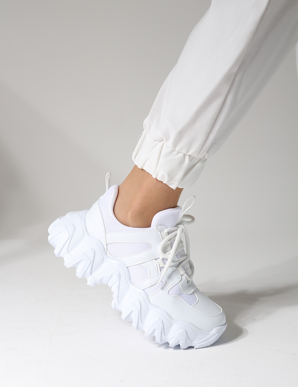 Tolso Beyaz Mat Fileli Tırtıklı Taban Kadın Sneakers