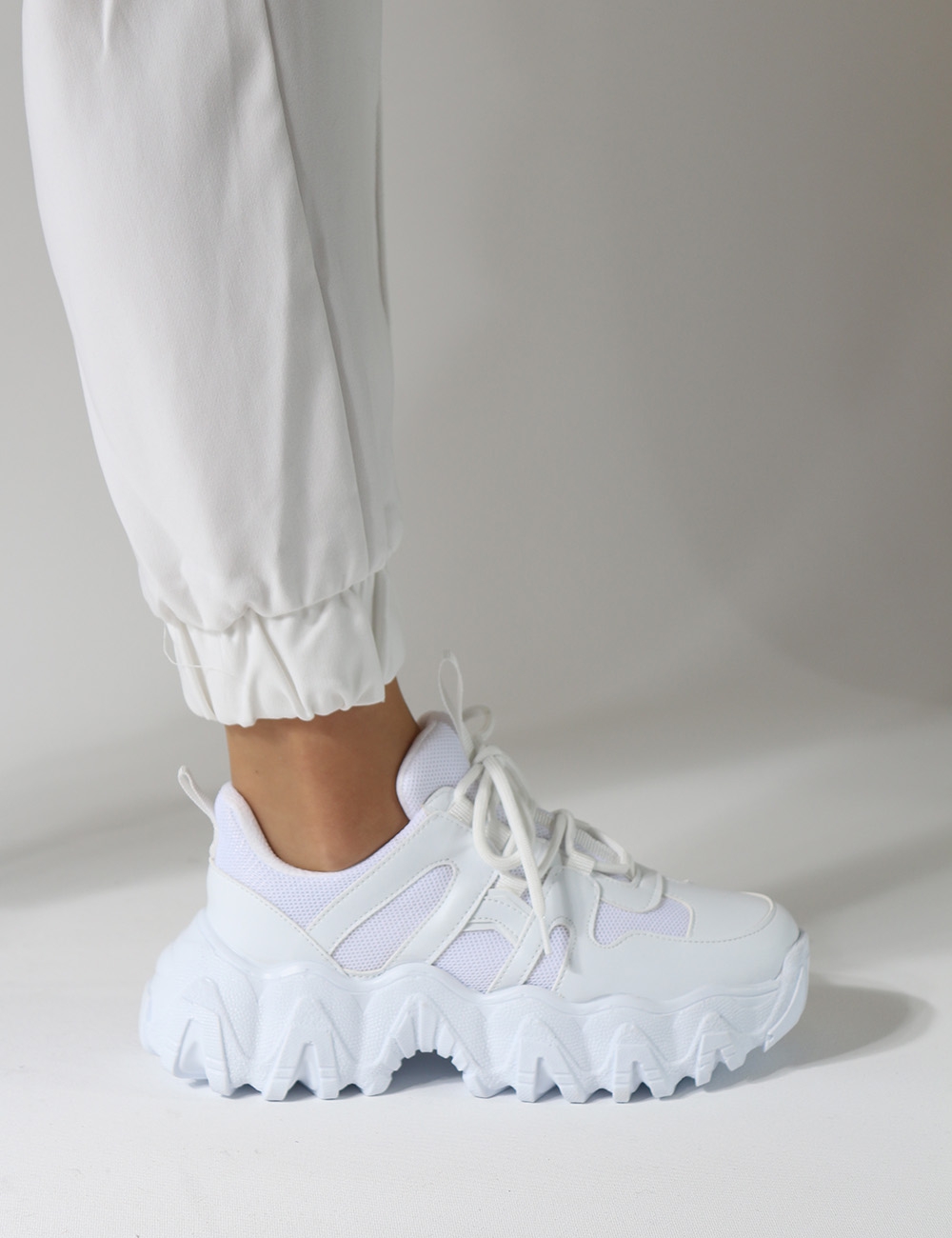 Tolso Beyaz Mat Fileli Tırtıklı Taban Kadın Sneakers