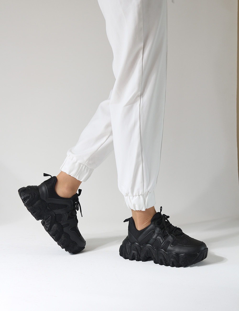 Tolso Siyah Mat Fileli Tırtıklı Taban Kadın Sneakers