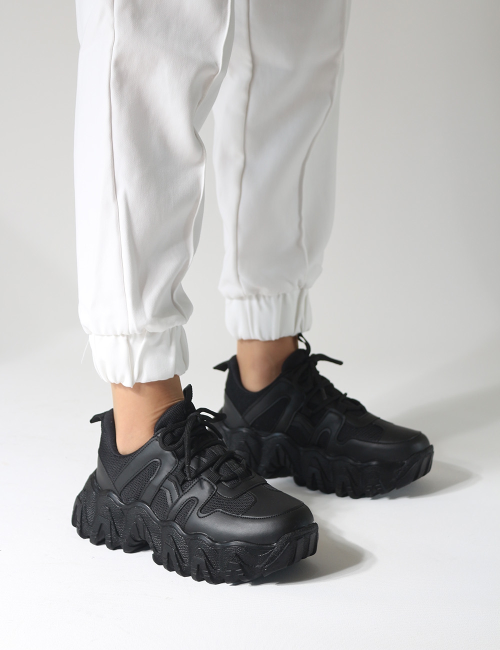 Tolso Siyah Mat Fileli Tırtıklı Taban Kadın Sneakers