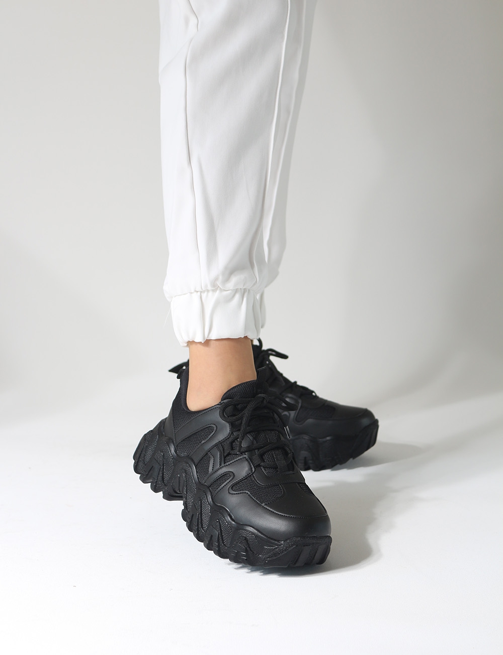 Tolso Siyah Mat Fileli Tırtıklı Taban Kadın Sneakers