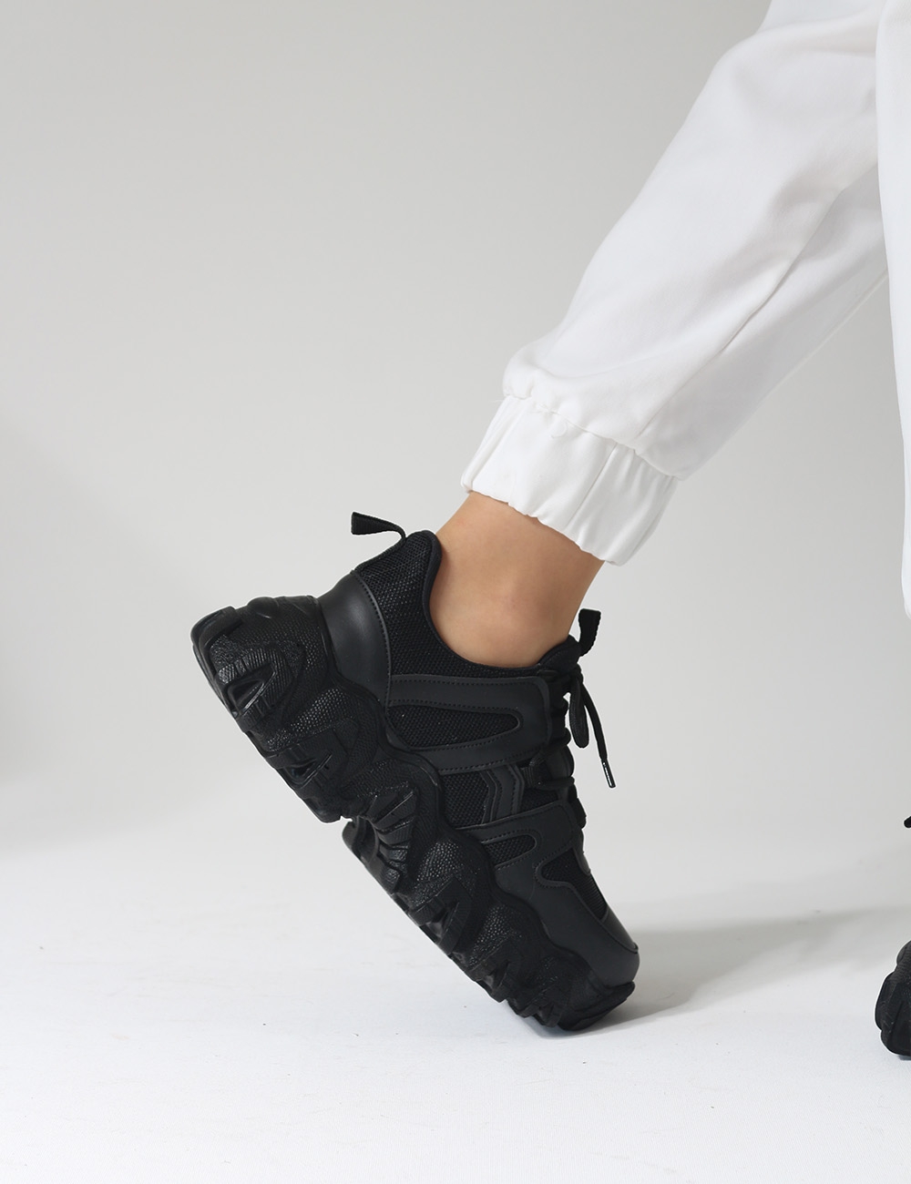 Tolso Siyah Mat Fileli Tırtıklı Taban Kadın Sneakers
