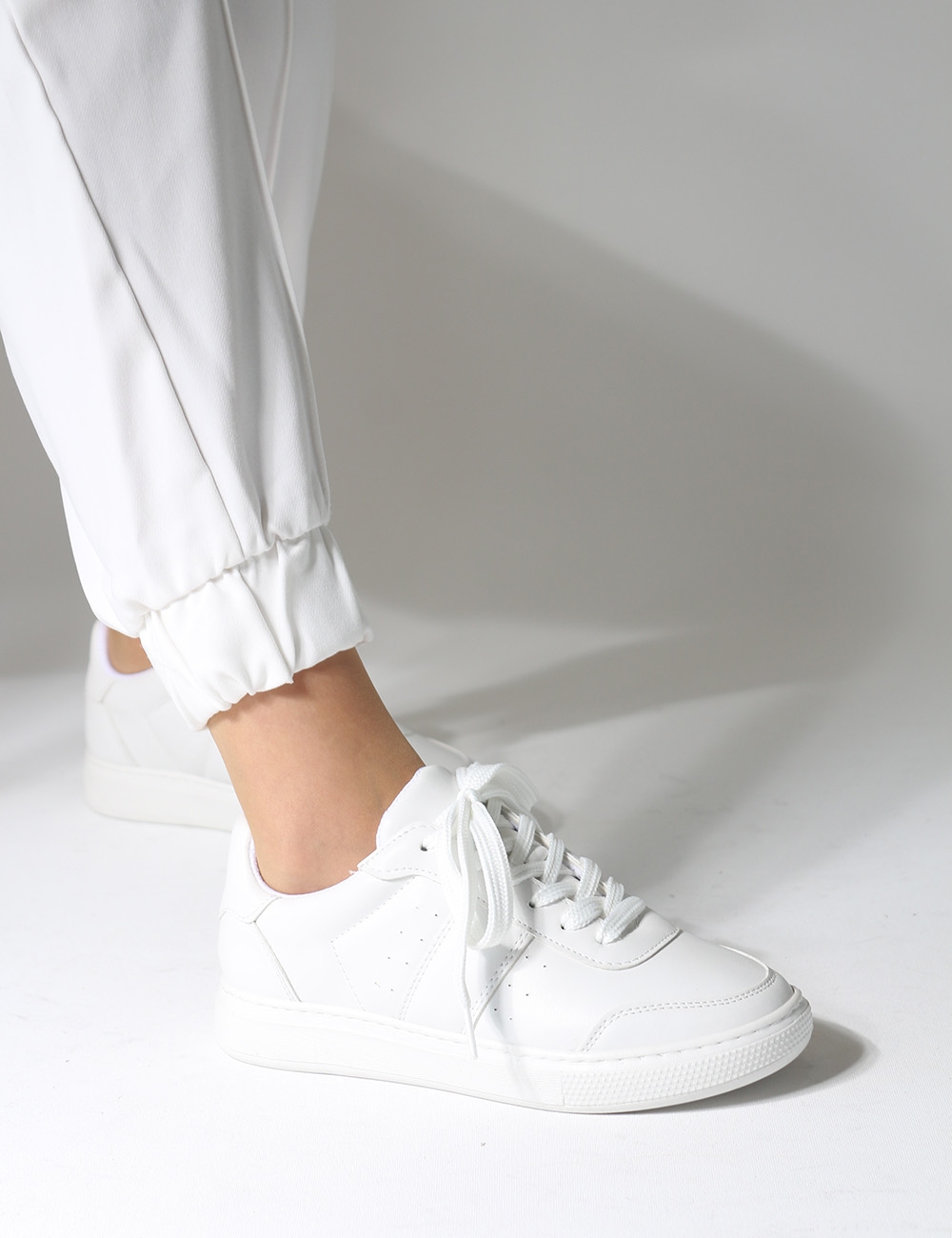 Tone beyaz mat deri Düz Taban Bağcıklı Kadın Sneakers