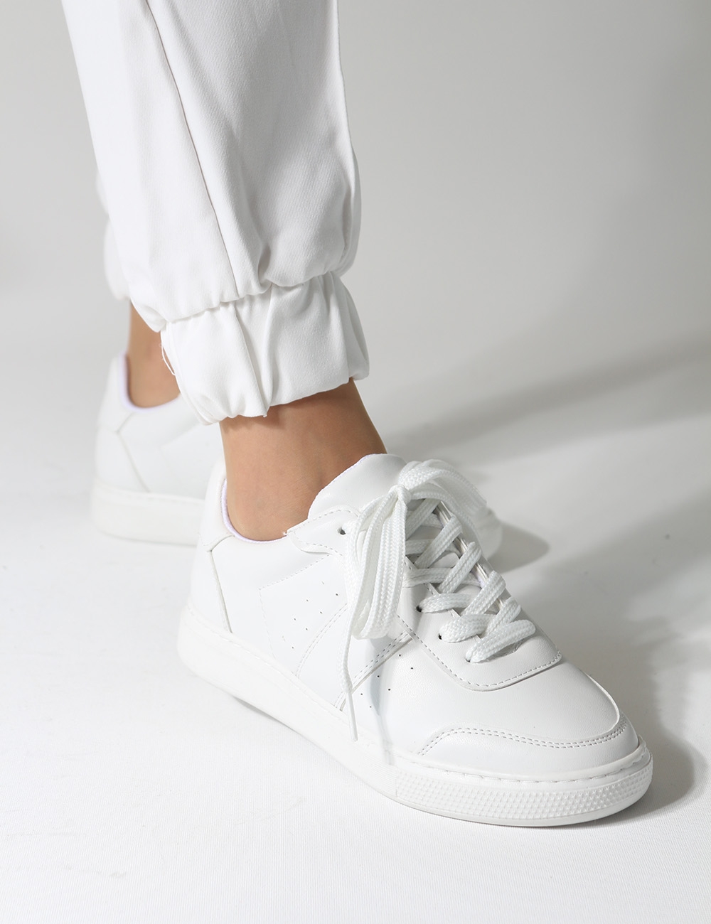 Tone beyaz mat deri Düz Taban Bağcıklı Kadın Sneakers