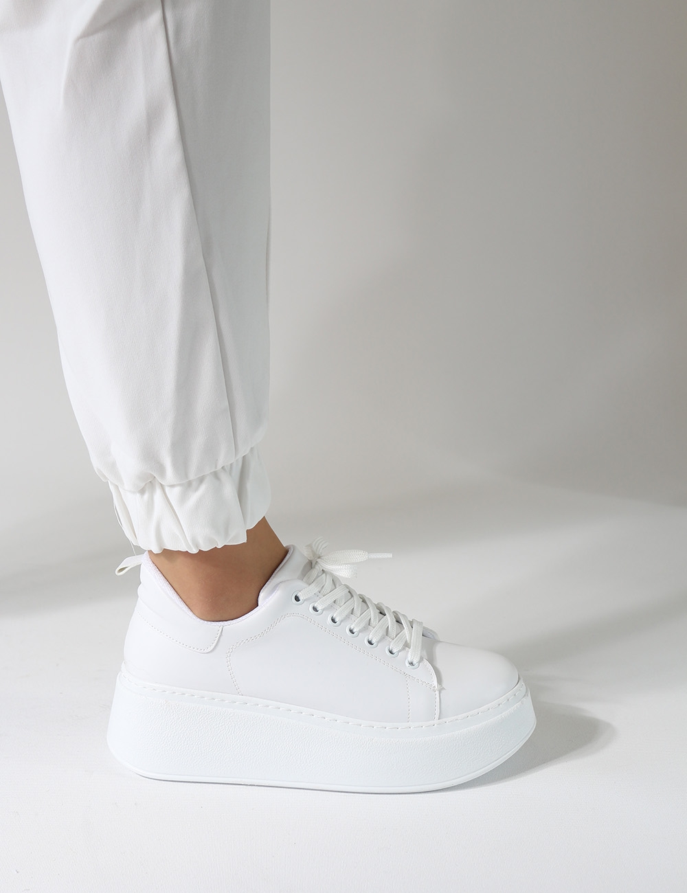 Tudor Beyaz Kalın Taban Bağcıklı Kadın Sneakers