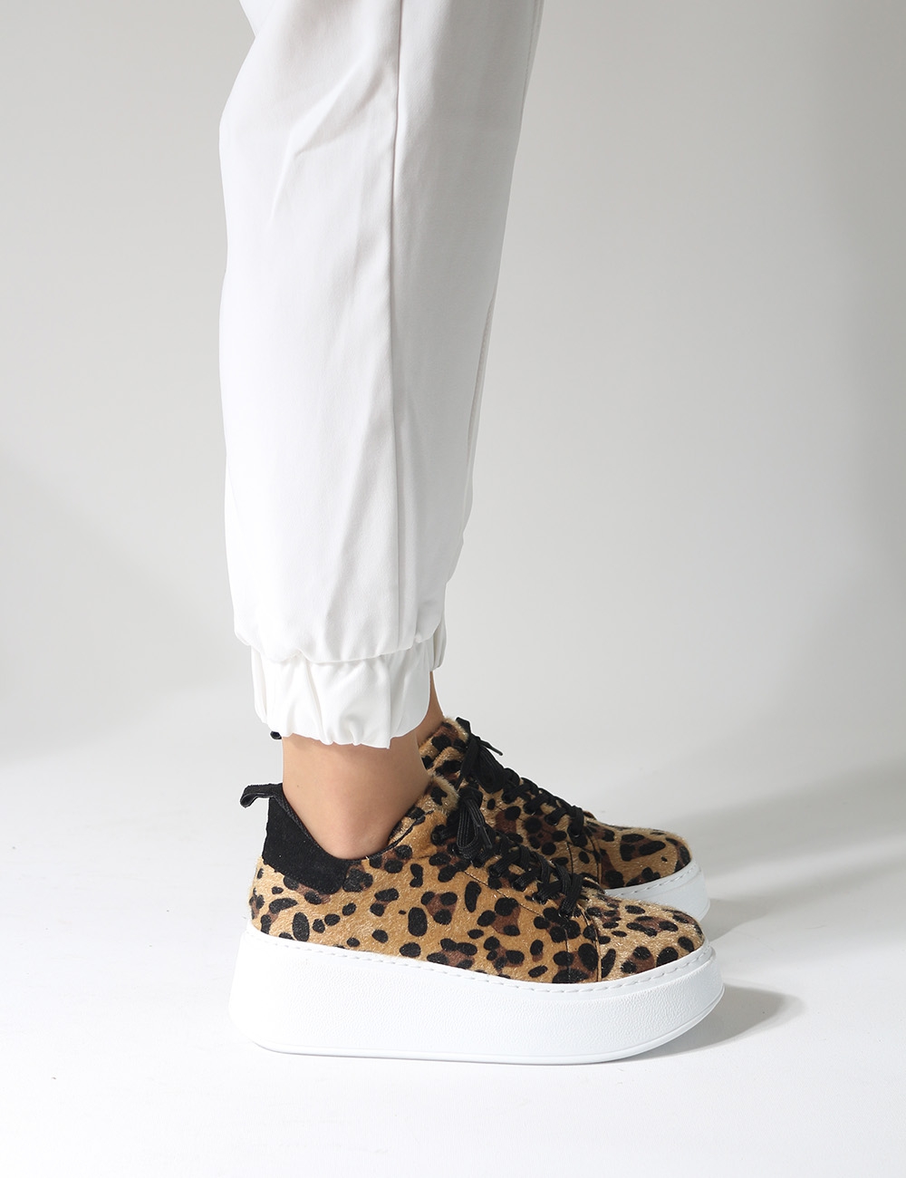 Tudor Leopar Siyah Detaylı Kalın Taban Bağcıklı Kadın Sneakers 