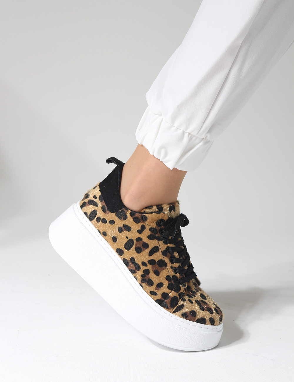 Tudor Leopar Siyah Detaylı Kalın Taban Bağcıklı Kadın Sneakers 