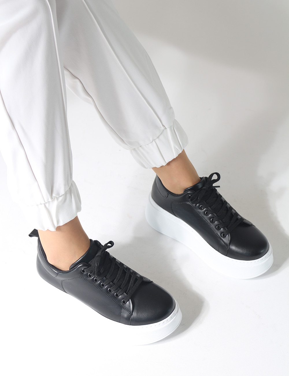 Tudor Siyah Kalın Taban Bağcıklı Kadın Sneakers