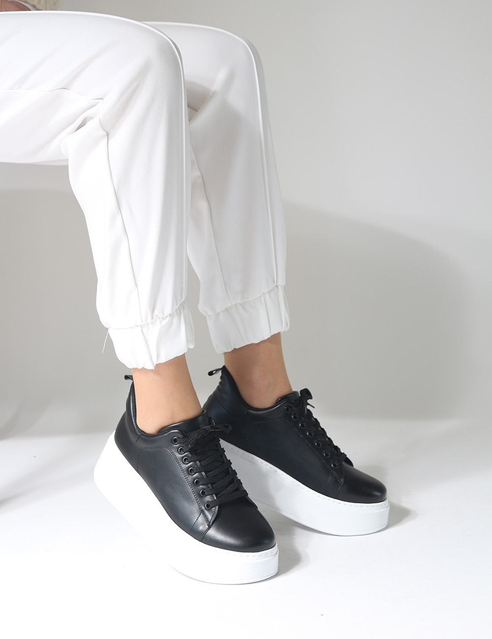 Tudor Siyah Kalın Taban Bağcıklı Kadın Sneakers