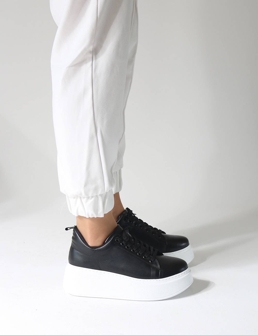 Tudor Siyah Kalın Taban Bağcıklı Kadın Sneakers