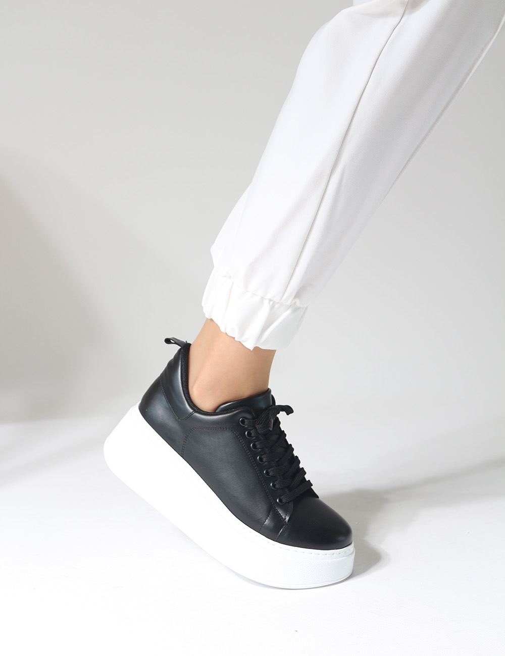 Tudor Siyah Kalın Taban Bağcıklı Kadın Sneakers