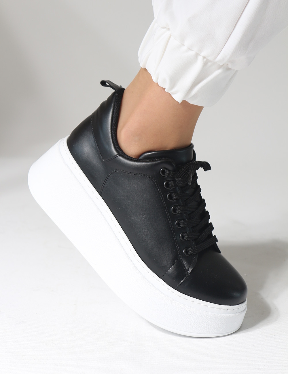 Tudor Siyah Kalın Taban Bağcıklı Kadın Sneakers
