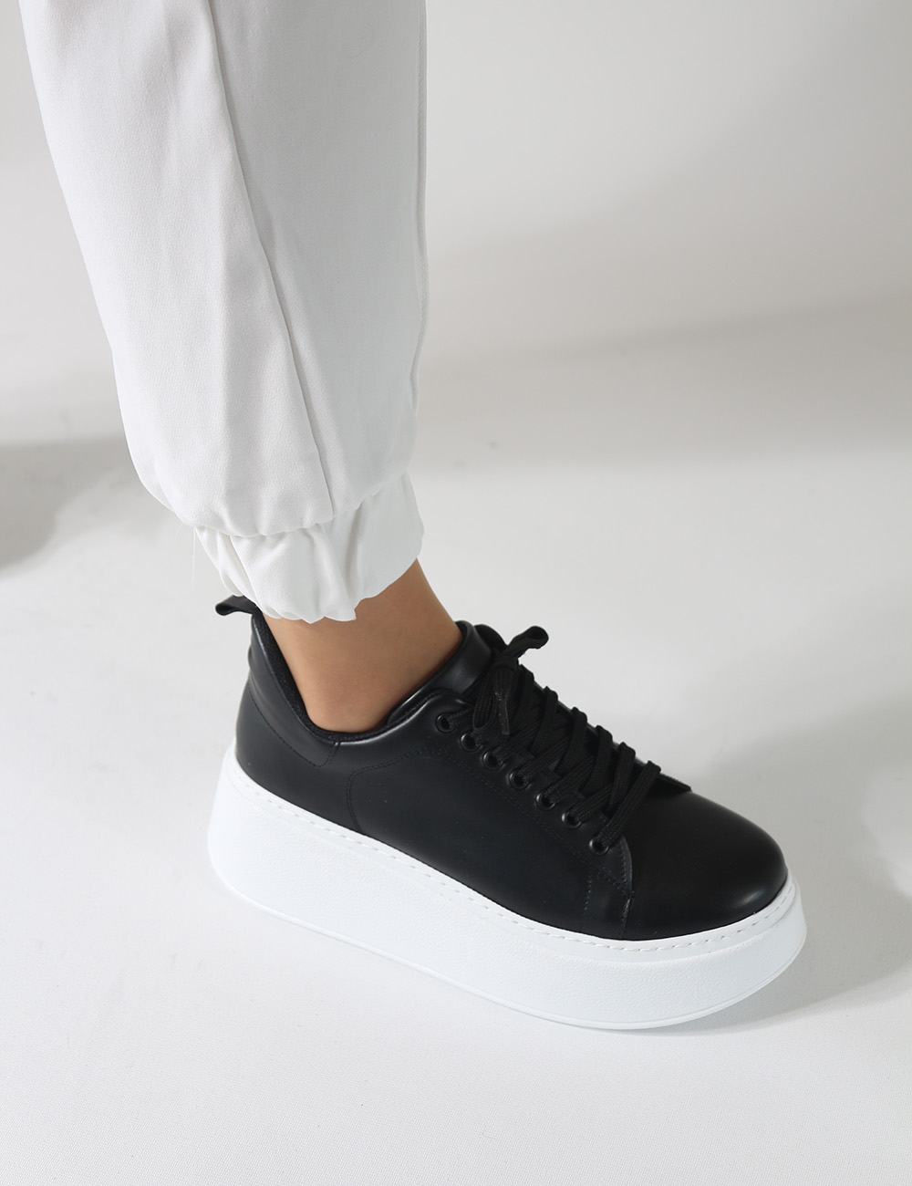 Tudor Siyah Kalın Taban Bağcıklı Kadın Sneakers