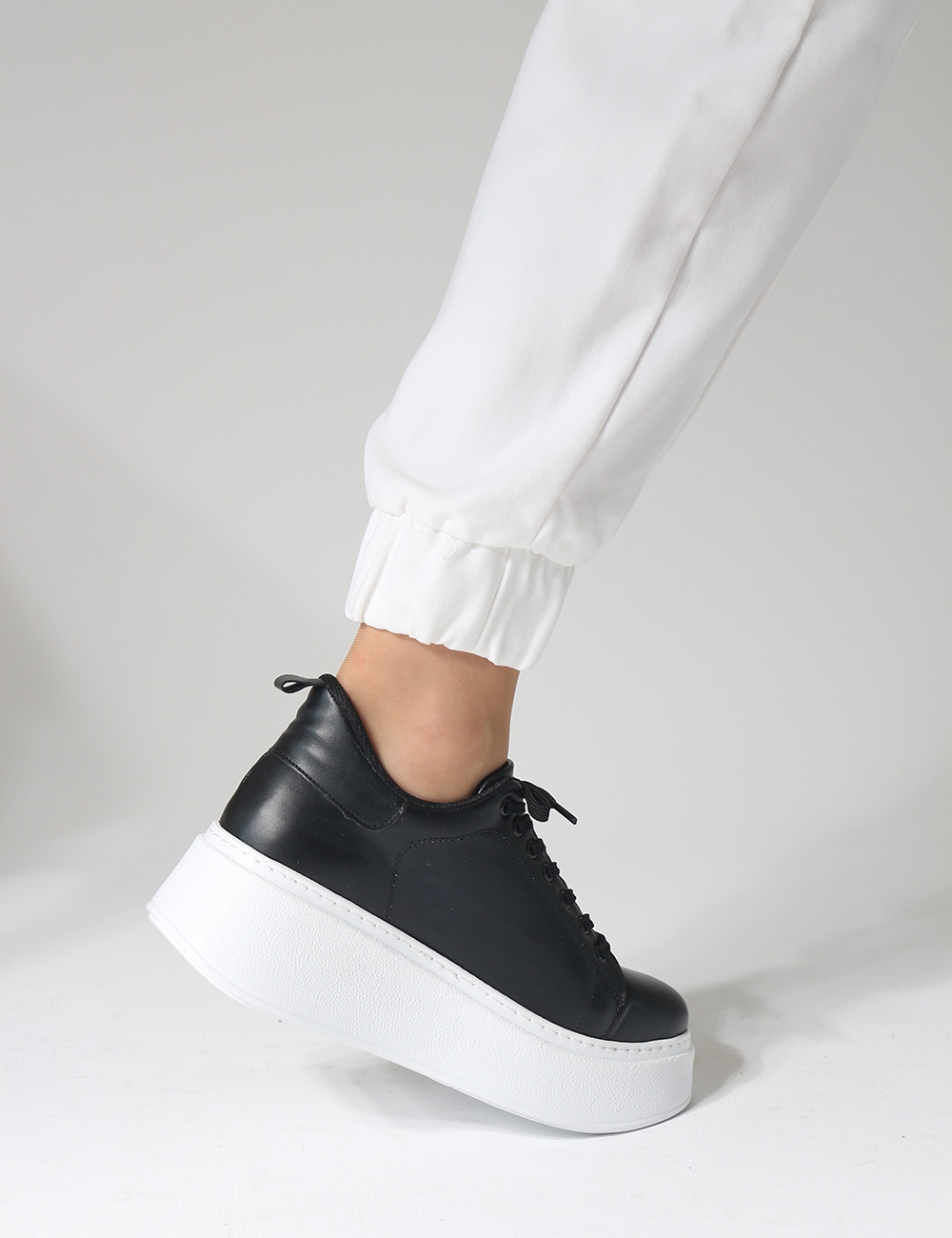 Tudor Siyah Kalın Taban Bağcıklı Kadın Sneakers