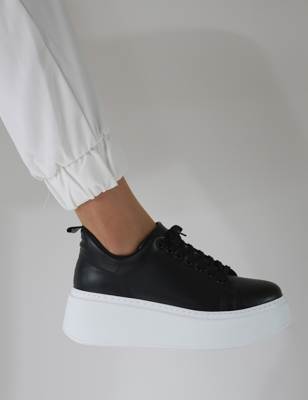 Tudor Siyah Kalın Taban Bağcıklı Kadın Sneakers