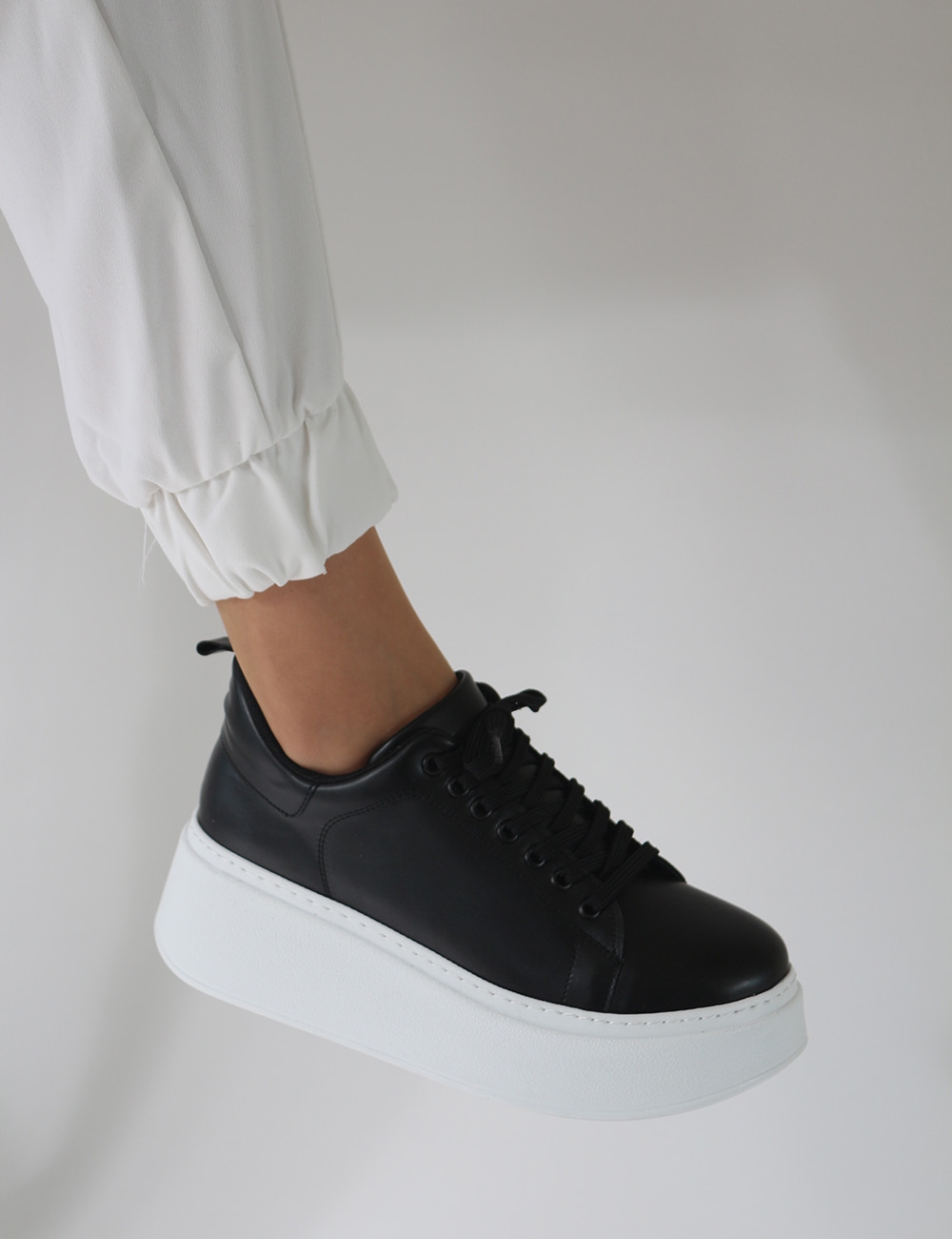 Tudor Siyah Kalın Taban Bağcıklı Kadın Sneakers