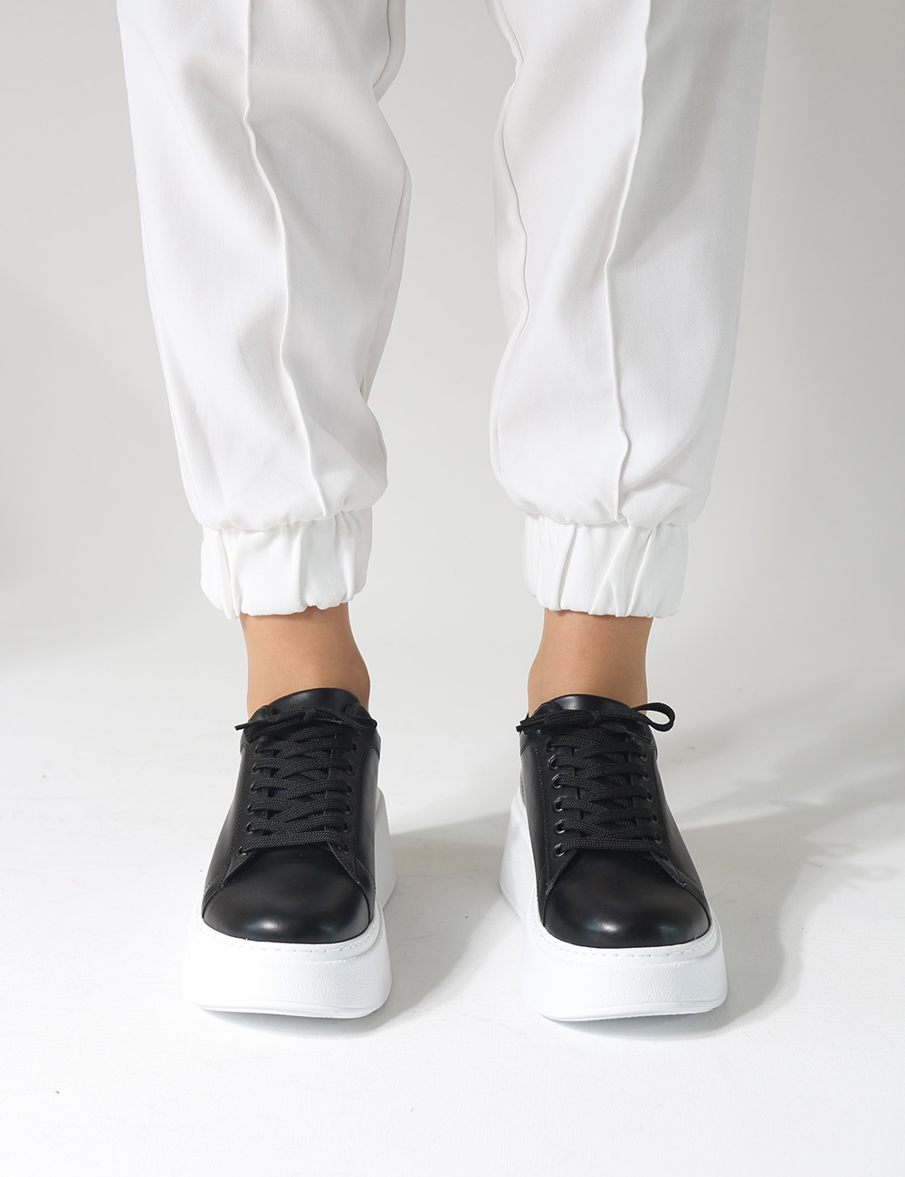 Tudor Siyah Kalın Taban Bağcıklı Kadın Sneakers